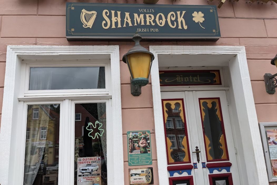 Eingang des Vollis Shamrock Irish Pub in Esens, Landkreis Wittmund (Ostfriesland)