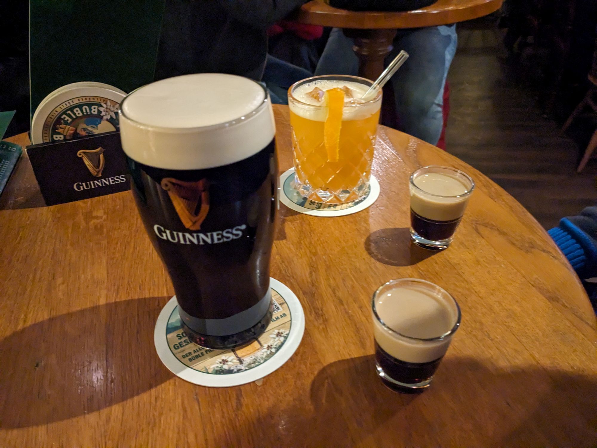 Getränke im Towers Irish Pub Ludwigsburg: Pint Guinness, Orange Negroni Cocktail sowie zwei Baby Guinness Shots