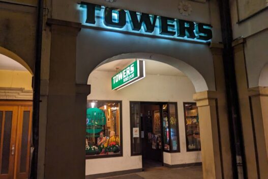 Außenansicht des Towers Irish Pub am Marktplatz in Ludwigsburg, Baden-Württemberg