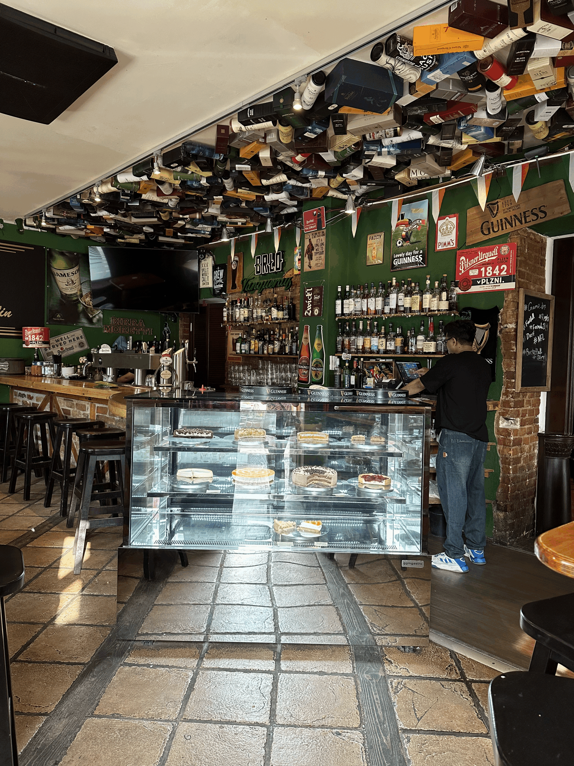Tipperary Irish-Pub Berlin Wedding Bar mit Kuchentheke