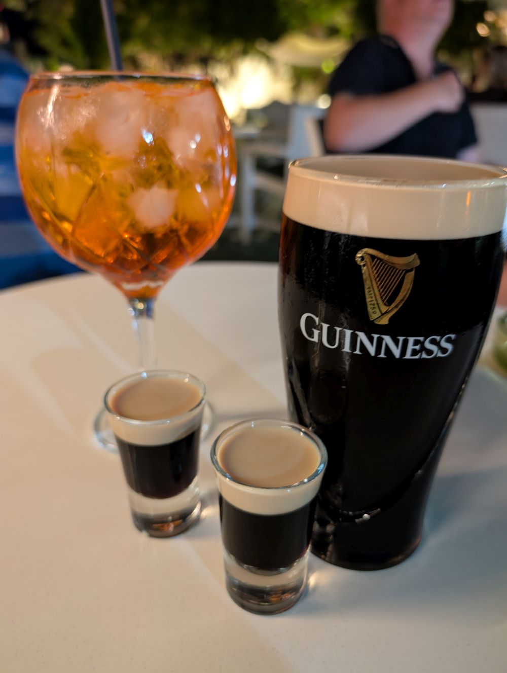 Ein Glas Guinness, ein Glas Aperol Spritz und zwei Baby Guinness Shots auf einem Tisch in der Kelly's Irish Bar in Faliraki auf der griechischen Insel Rhodos.