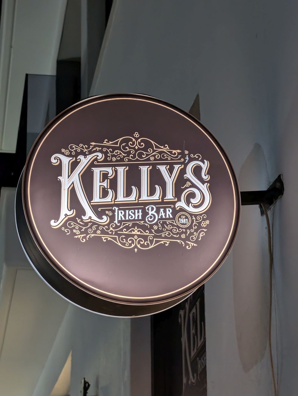 Außenschild der Kelly's Irish Bar in Faliraki, Rhodos, Griechenland