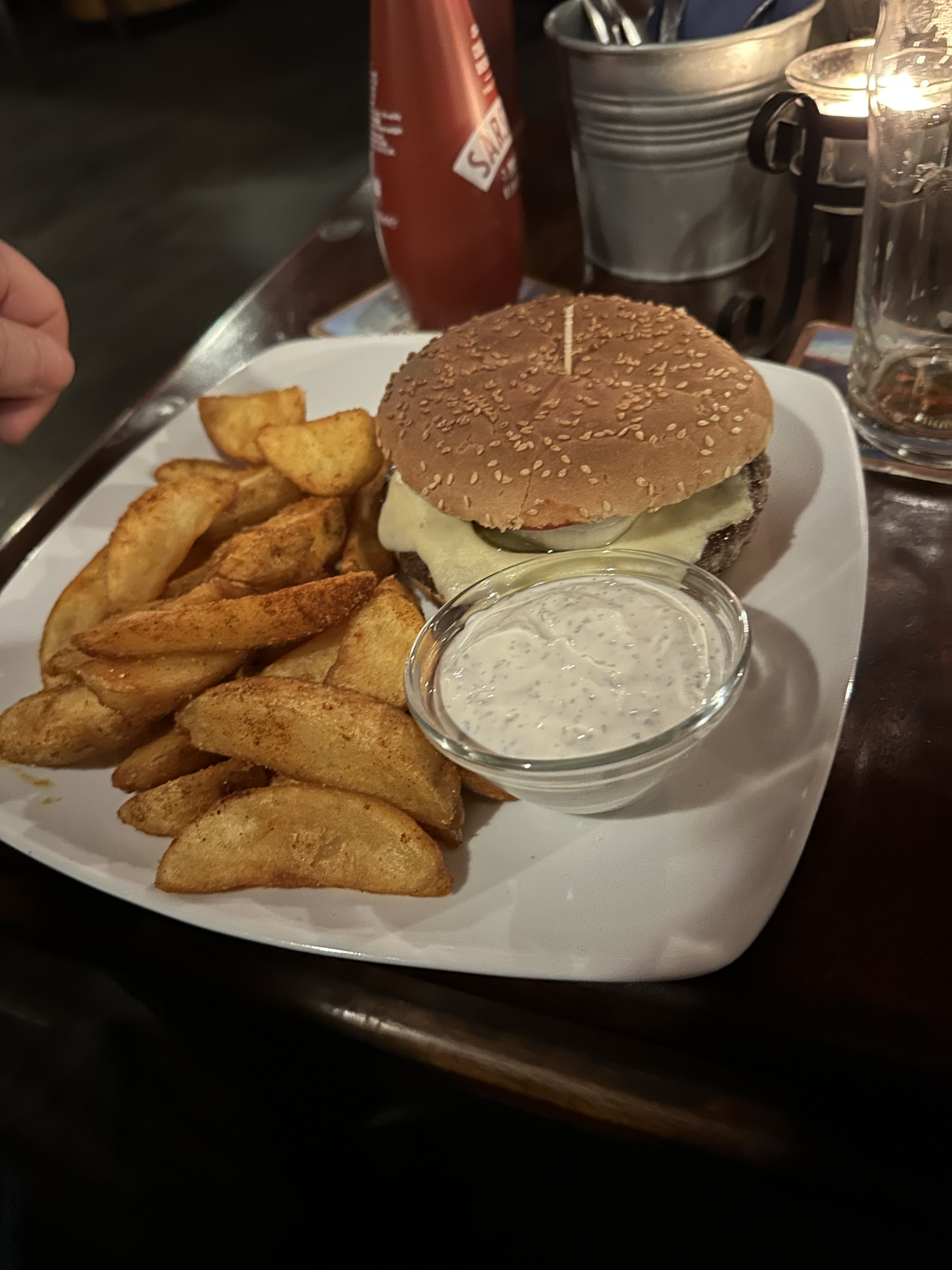 Loch Ness Scottish Pub and Whisky Bar | Berlin Steglitz | Beefburger mit Wedges und Sour Cream