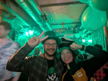 Nicolai Fleckenstein und Christiane Ortlepp von beingirish.berlin mit Paddys Day Hüten auf der St. Patricks Day Party in der Badfish Bar Berlin am 17. März 2025