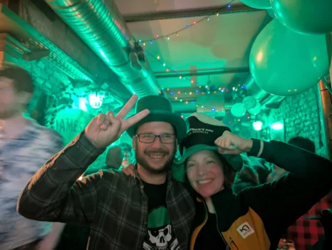 Nicolai Fleckenstein und Christiane Ortlepp von beingirish.berlin mit Paddys Day Hüten auf der St. Patricks Day Party in der Badfish Bar Berlin am 17. März 2025