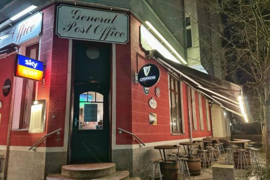 Eingang des General Post Office Pubs in Berlin-Steglitz