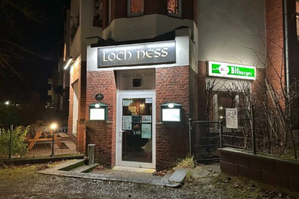 Der Eingang des Loch Ness Scottish Pub in Berlin-Steglitz