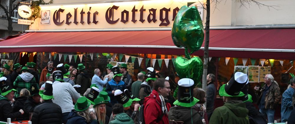 Eine feiernde Menschenmenge zum St. Patricks Day vor dem Celtic Cottage Pub in Berlin-Steglitz