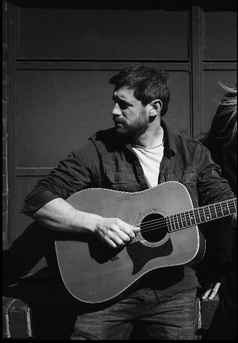 Der irische Folk-Musiker Joe Ward mit Gitarre